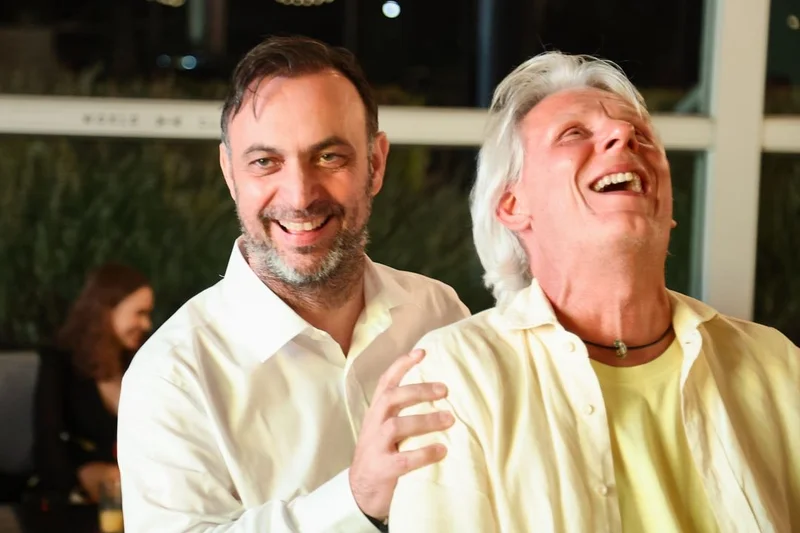 Zwei Männer lachen zusammen