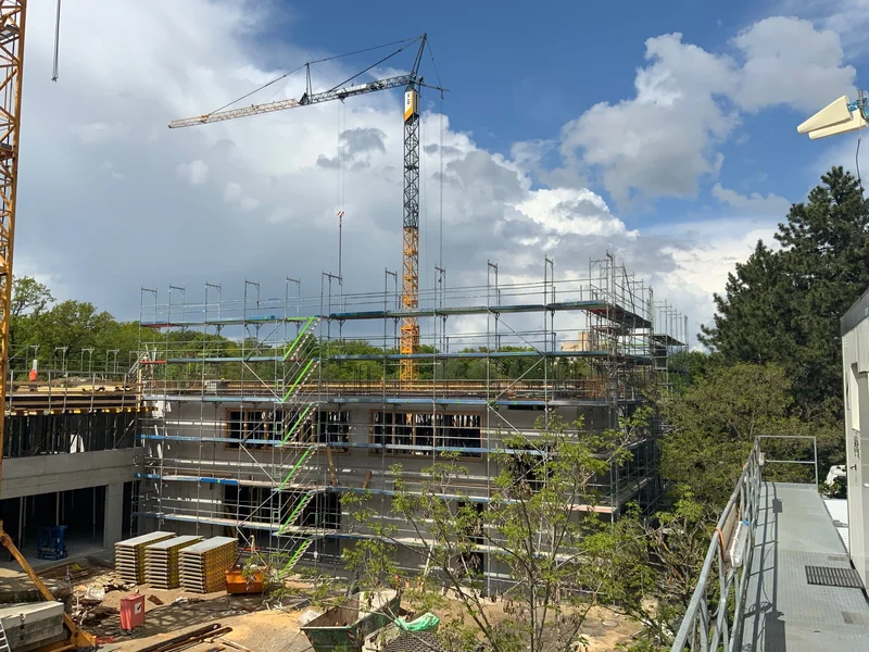 Baukran über einer Baustelle