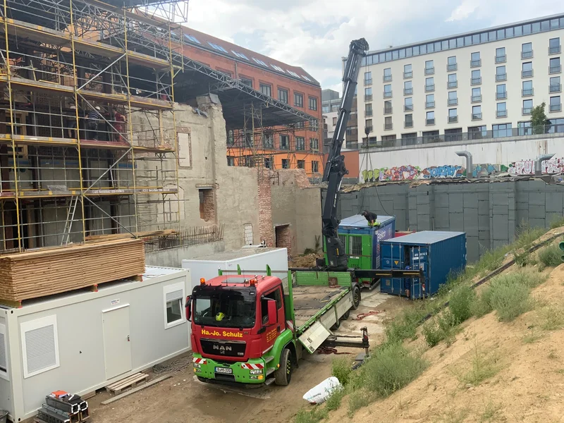 Baustelle zwischen Berliner Häusern