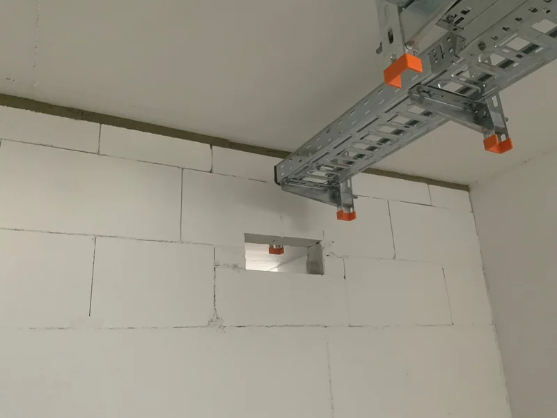 Kabeltrassen an der Decke