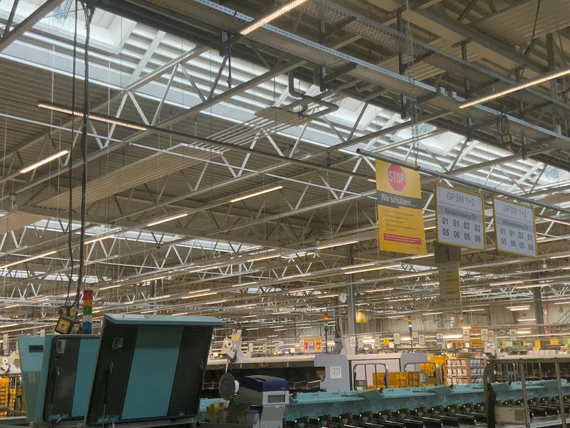 Gerüst unter einer Hallendecke