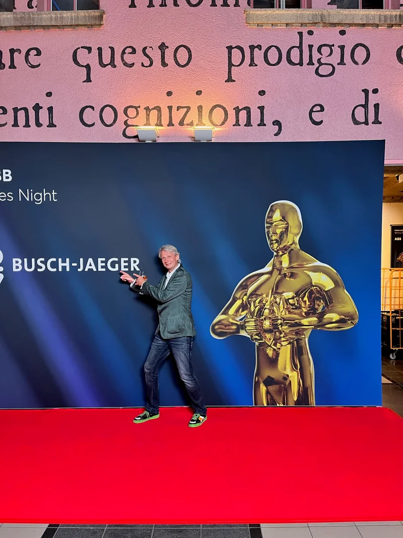 Karsten neben einer goldenen Filmfigur