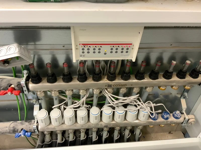 Kabelanschlüsse im Schaltschrank