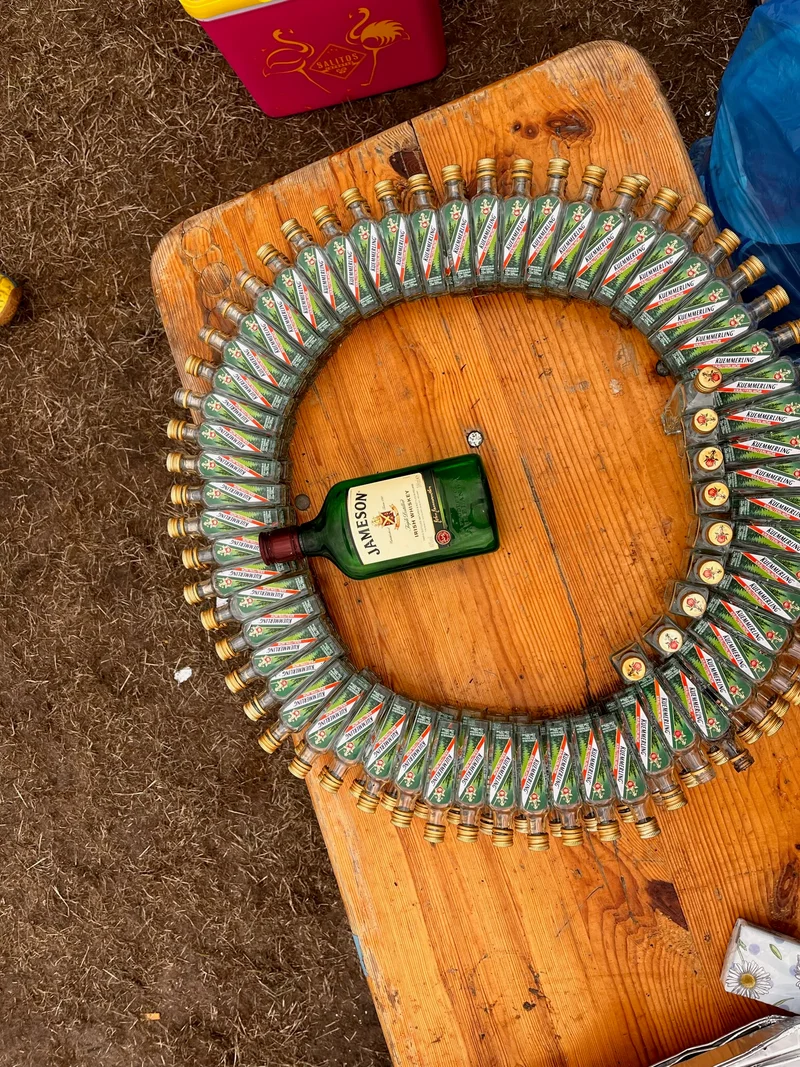 Kabel auf dem Holztisch