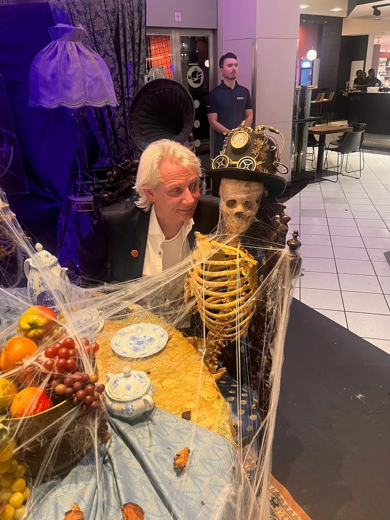 Karsten mit Skelettfigur am Restauranttisch