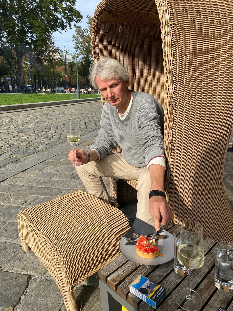 Karsten auf einer Bank