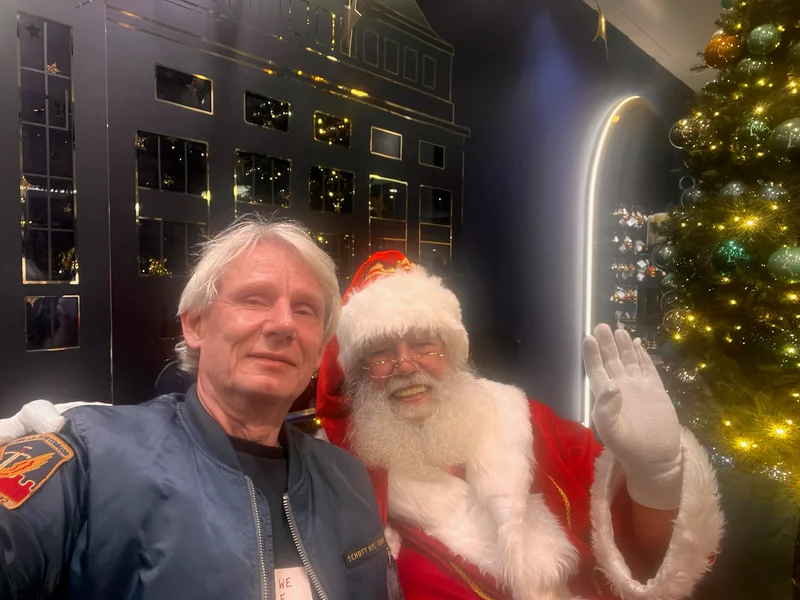 Karsten mit Weihnachtsmann am Abend