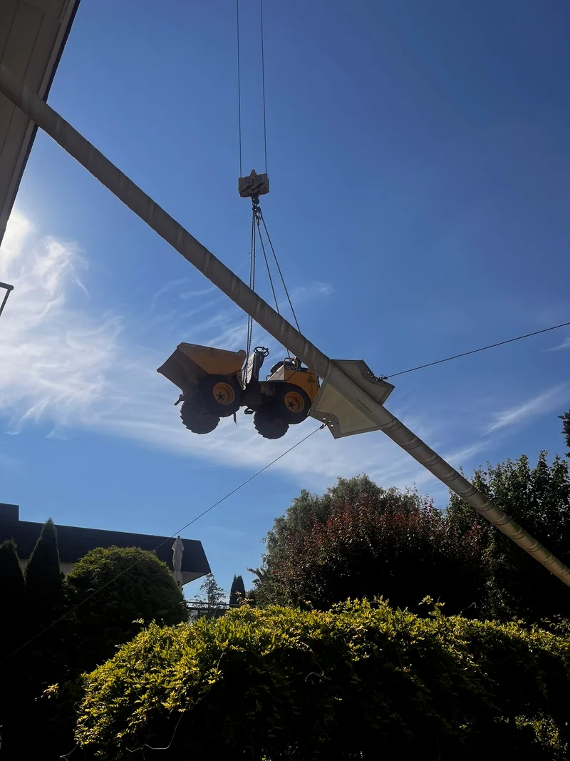 Kranhaken vor blauem Himmel