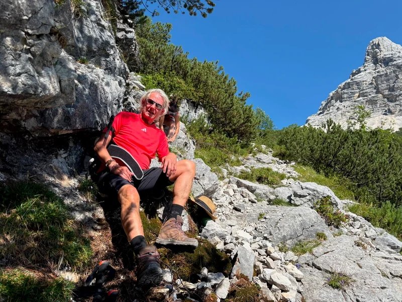 Wanderpause auf einem Bergweg
