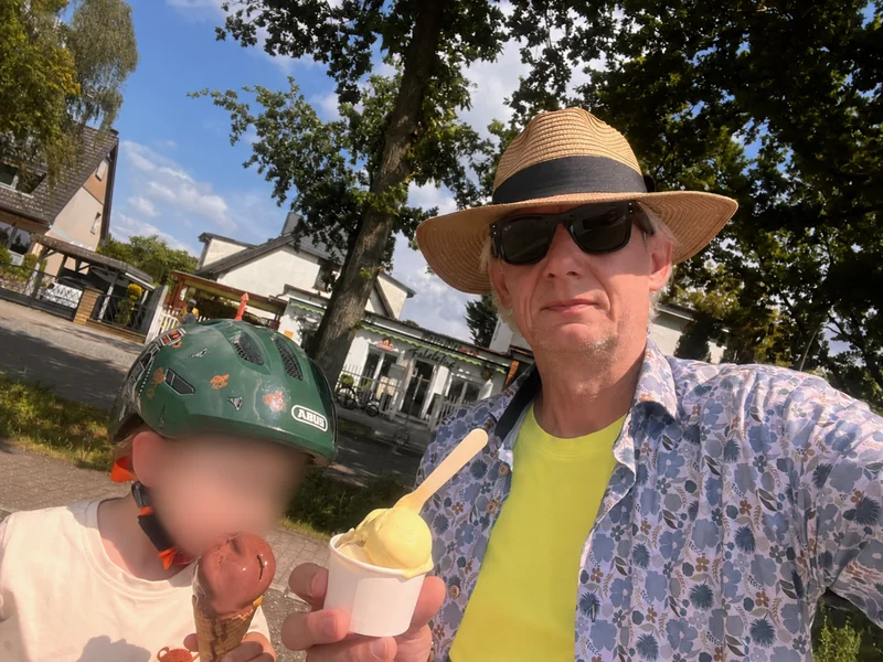Eispause im Sommer; Gesicht des Kindes unkenntlich gemacht