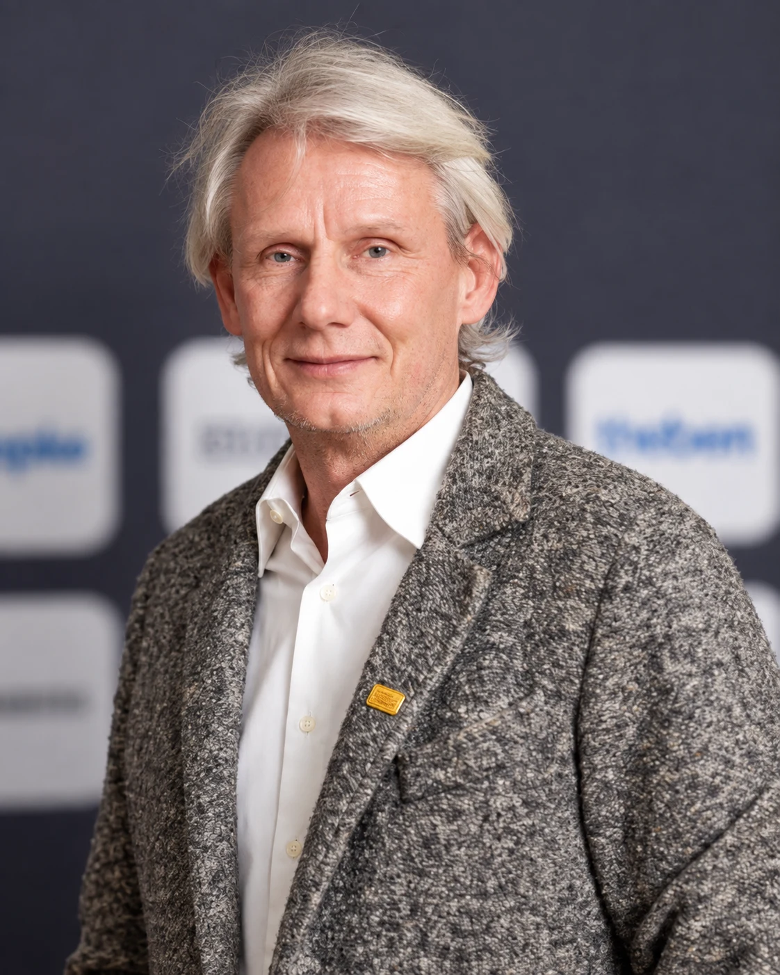 Karsten Bergemann im grauen Jackett und weißen Hemd