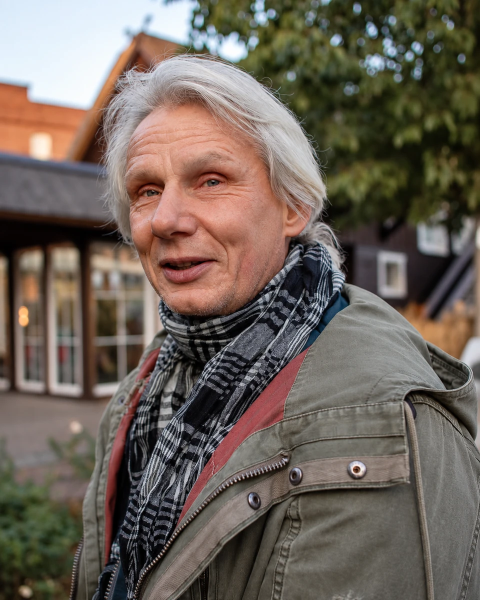 Karsten Bergemann mit Schal und Jacke im Freien